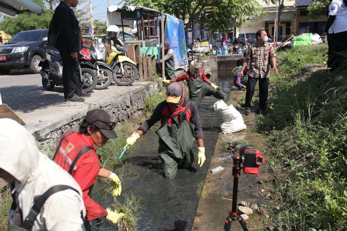 Pemerintah Kota Semarang berkolaborasi dengan BRI Regional Office Semarang membersihkan sungai sebagai wujud implementasi konsep Bergerak Bersama dalam upaya penanganan banjir. (dok)