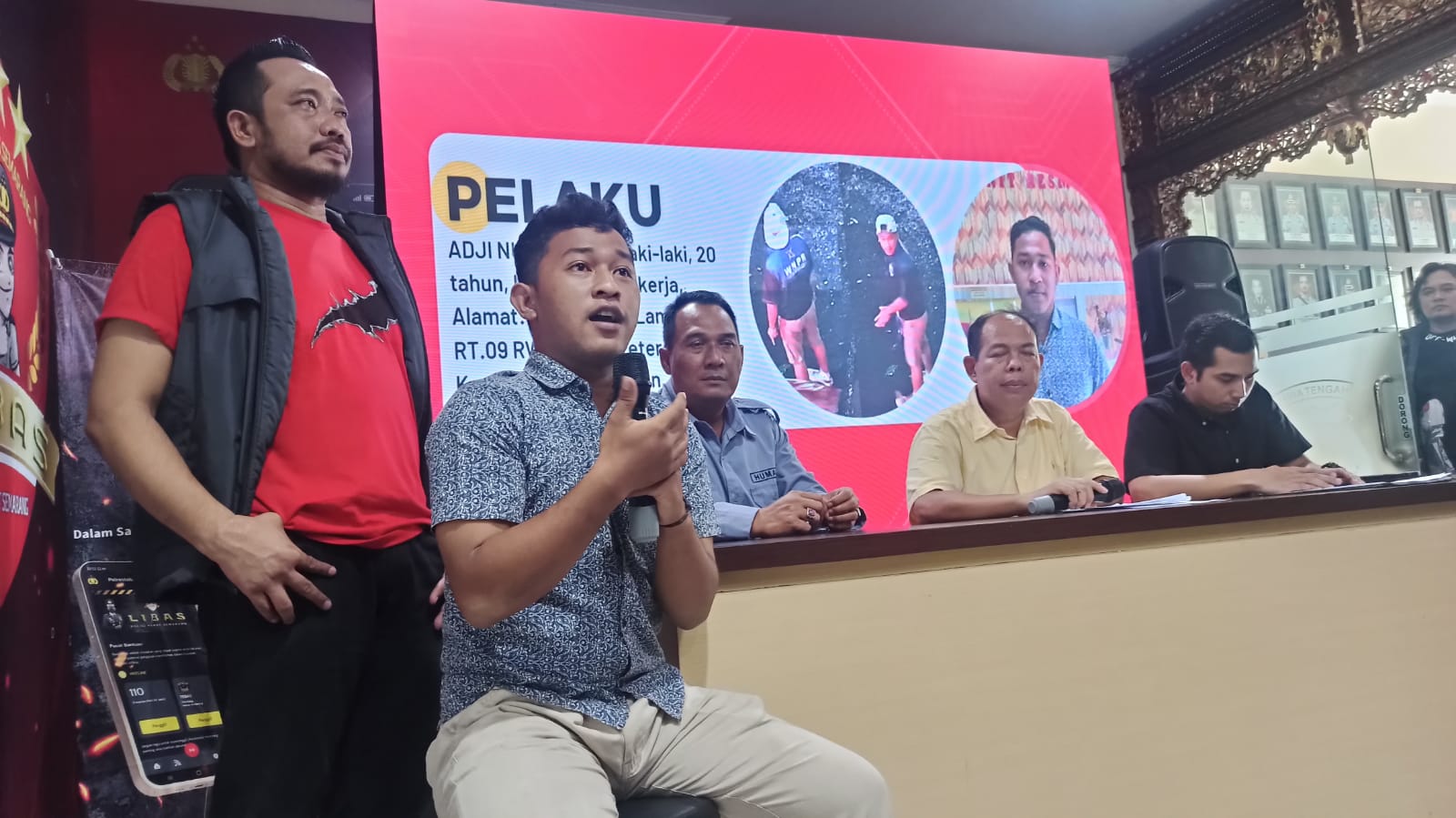 Tersangaka perusakan bus suporter PSS Sleman ketika dihadirkan di Mapolrestabes Semarang.  (M Hariyanto/Jawa Pos Radar Semarang)
