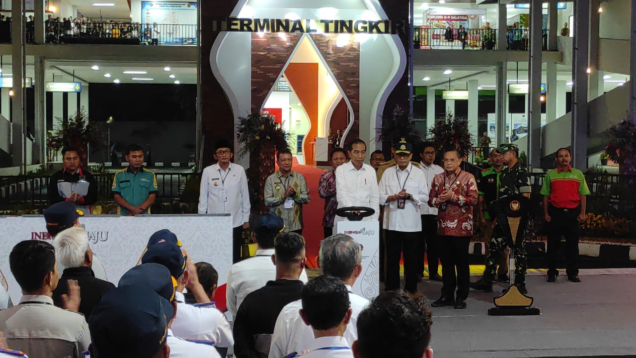Presiden Jokowi saat menekan klakson sebagai tanda simbolis peresmian Terminal Tipe A Tingkir. NURFAIK NABHAN/Jawa Pos Radar Semarang