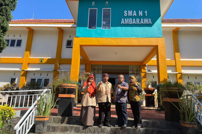 Kepala SMA 1 Ambarawa Supriyanto bersama dengan guru saat launching sekolah Adipangastuti. Maria Novena/Jawa Pos Radar Semarang