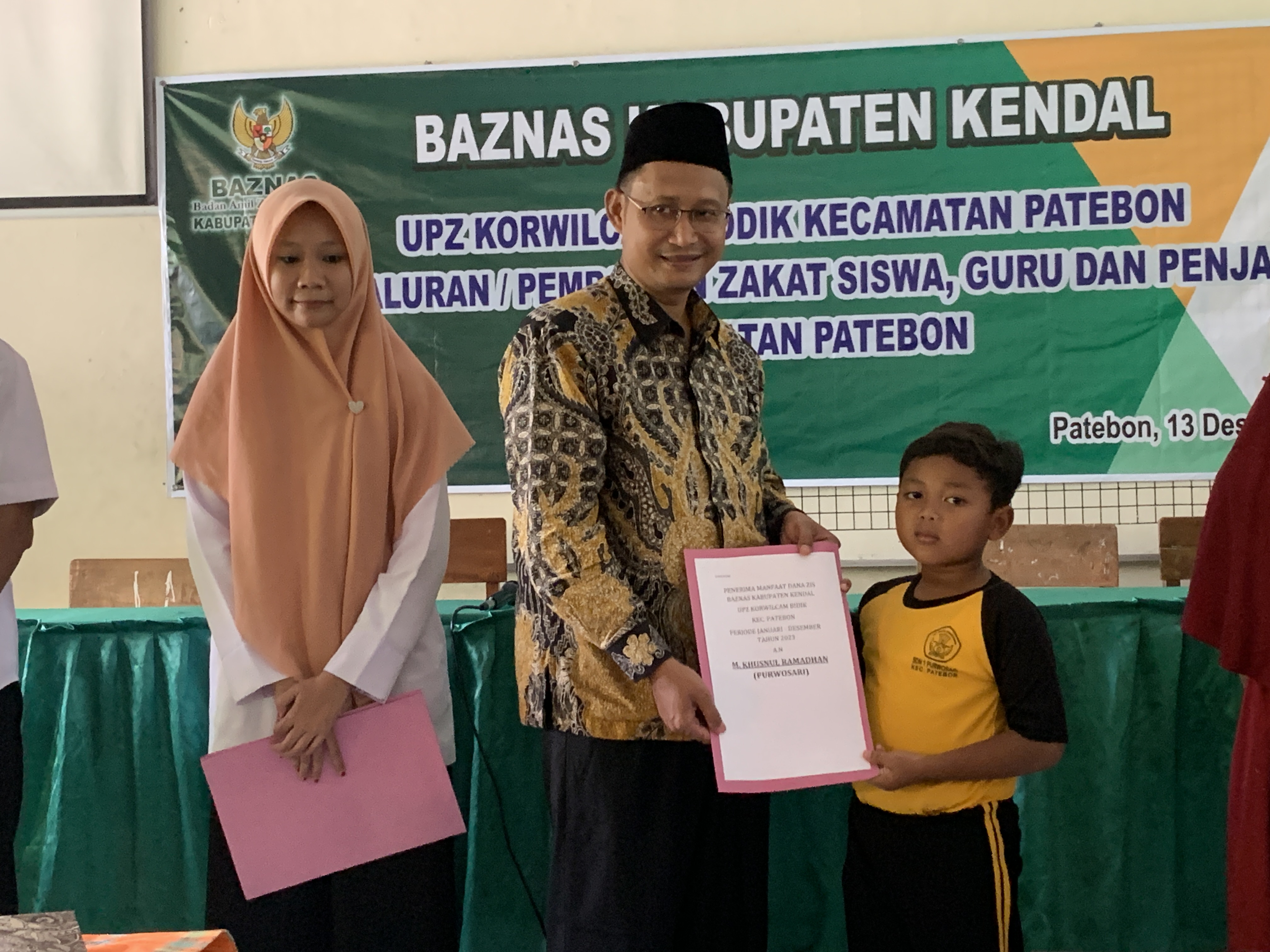 Penyaluran zakat dari UPZ Korwilcam bidang pendidikan di Kecamatan Patebon.