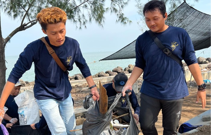 BERSIH-BERSIH PANTAI : Relawan UPT Semarang memperingati International Volunteer Day dengan kegiatan bersih-bersih Pantai Marina.
