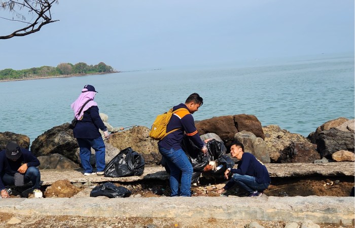 PEDULI LINGKUNGAN : Relawan UPT Semarang memperingati International Volunteer Day dengan kegiatan bersih-bersih Pantai Marina.