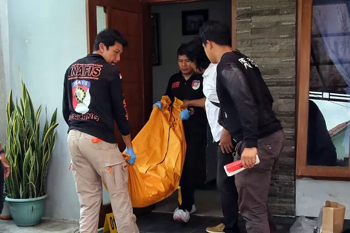 Inafis Polres Malang mengangkut jenazah diduga bunuh diri, keluar dari rumah di Boro Bugis, Desa Saptorenggo Pakis Kabupaten Malang (Suharto/Radar Malang)