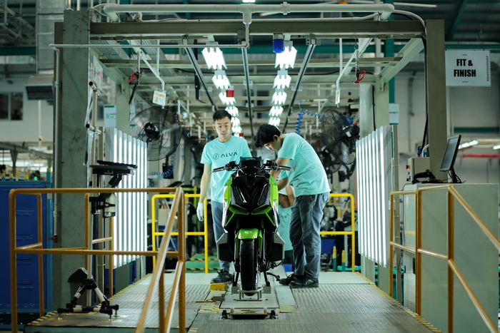 PRODUKSI - Motor Listrik Alva saat dirakit di pabriknya di Cikarang Jawa Barat.