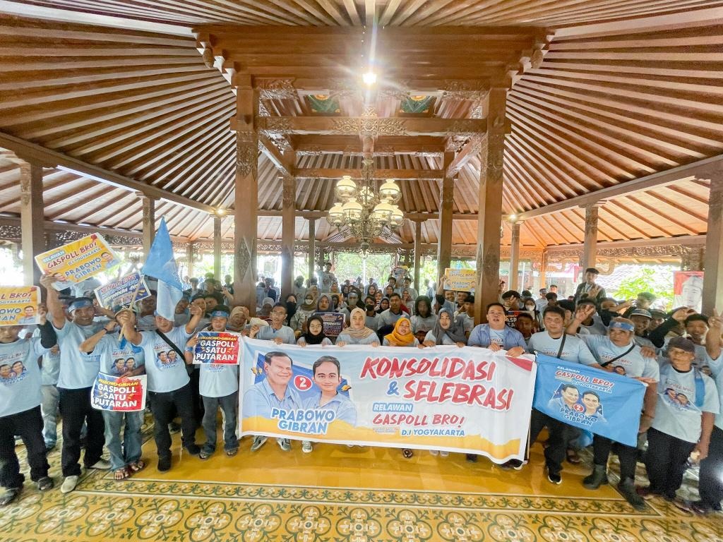 *Relawan Gaspoll Bro Yogyakarta Konsolidasi Targetkan Prabowo-Gibran Menang Besar*  Ratusan relawan Gemoya Asoy Santuy Poll Prabowo Subianto-Gibran Rakabuming Raka (Gaspoll Bro)  Daerah Istimewa Yogya