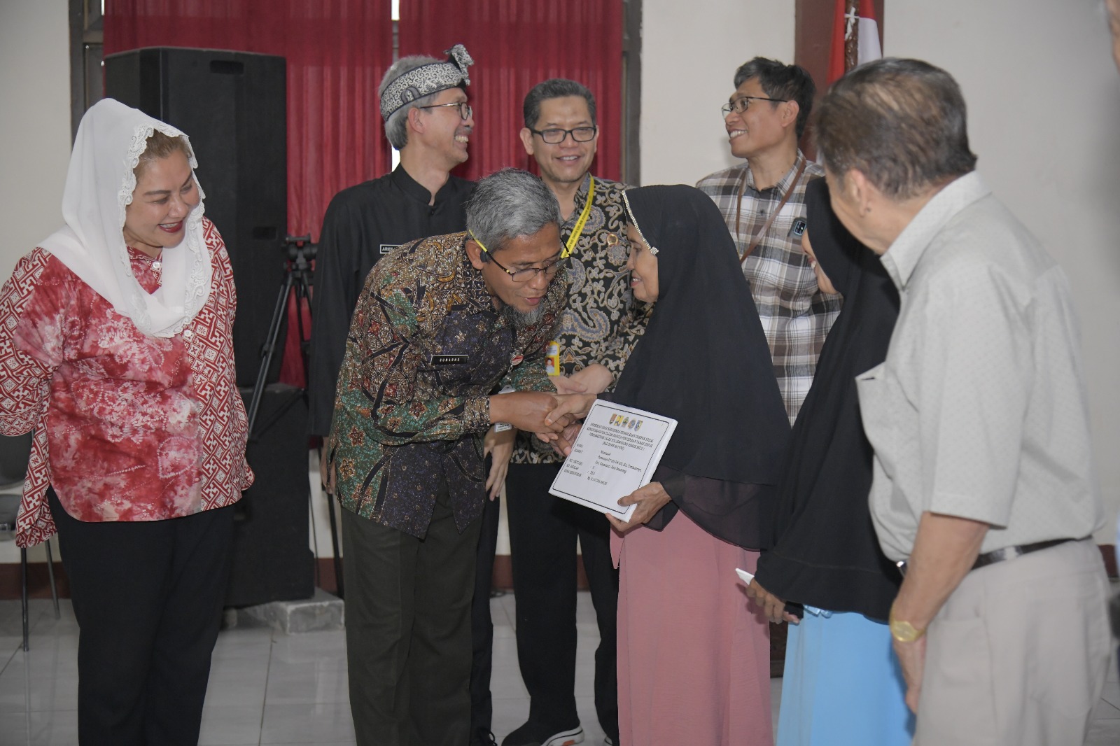 Mbak Ita Dampingi Warga Terima Dana Kerohiman Guna Mendukung Pembangunan Tol dan Kolam Retensi Atasi Rob dan Banjir.