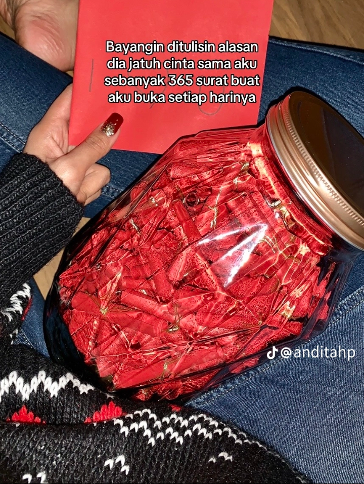 Toples berisi Surat Cinta Marvin untuk Andita sebanyak 365 buah, yang dibuka satu-persatu setiap harinya. (TikTok @anditahp)