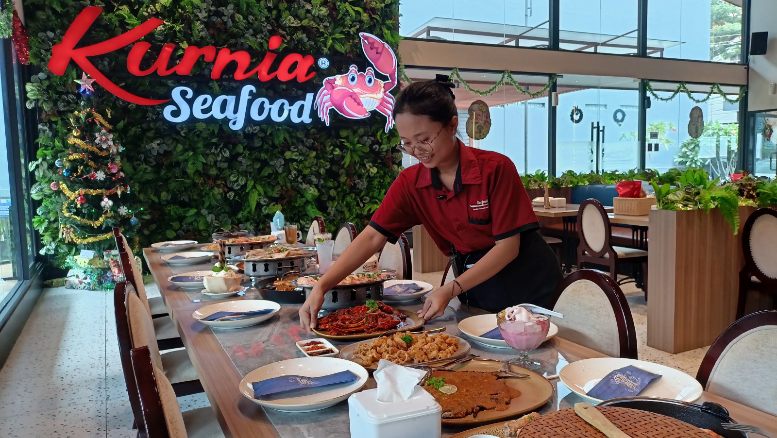 ANDALAN : Pegawai Kurnia Seafood Semarang, ketika menyajikan menu andalan.