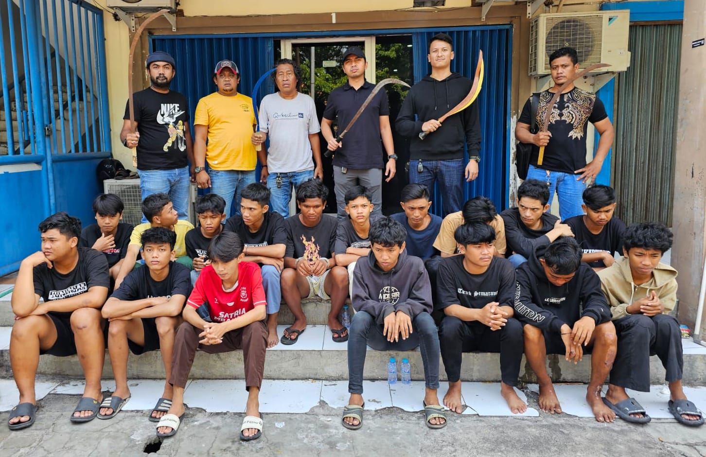 17 orang remaja tanggung diamankan anggota Resmob Satreskrim Polrestabes Semarang. Penangkapan ini kaitannya buntut dugaan keterlibatan tewasnya Sobek alias Dino. (M Hariyanto/Jawa Pos Radar Semarang)