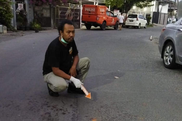 Polisi melakukan olah TKP di jalan Brotojoyo Semarang. (M Hariyanto/Jawa Pos Radar Semarang)