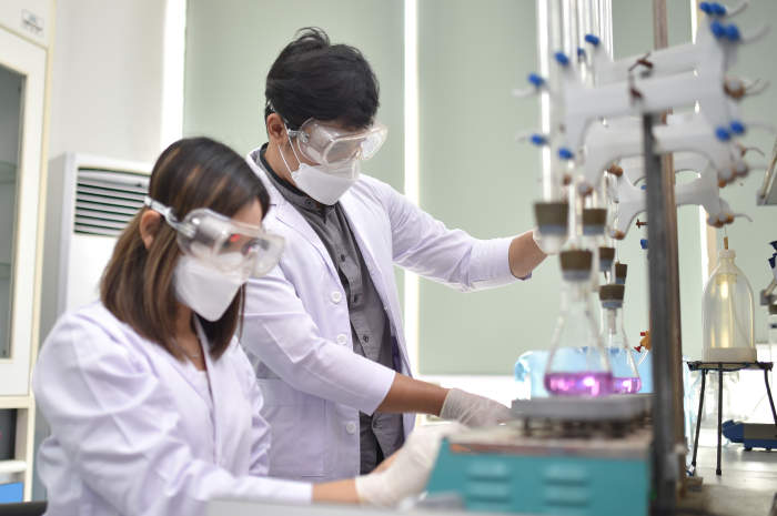 Karyawan PT Semen Gresik sedang menguji dan menganalisis bahan kimia di area Laboratorium Pabrik Rembang.