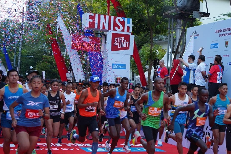 Pembukaan Semarang 10K yang digelar di Balai Kota Semarang pada Minggu (17/12).