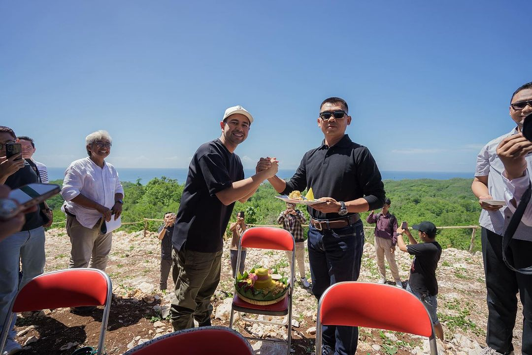 Bupati Gunungkidul Sunaryanta mendukung proyek destinasi wisata yang akan dibangun Raffi Ahmaddi Pantai Krakal, Gunungkidul, Yogyakarta, Minggu (16/12/2023). (Instagram @raffinagita1717)