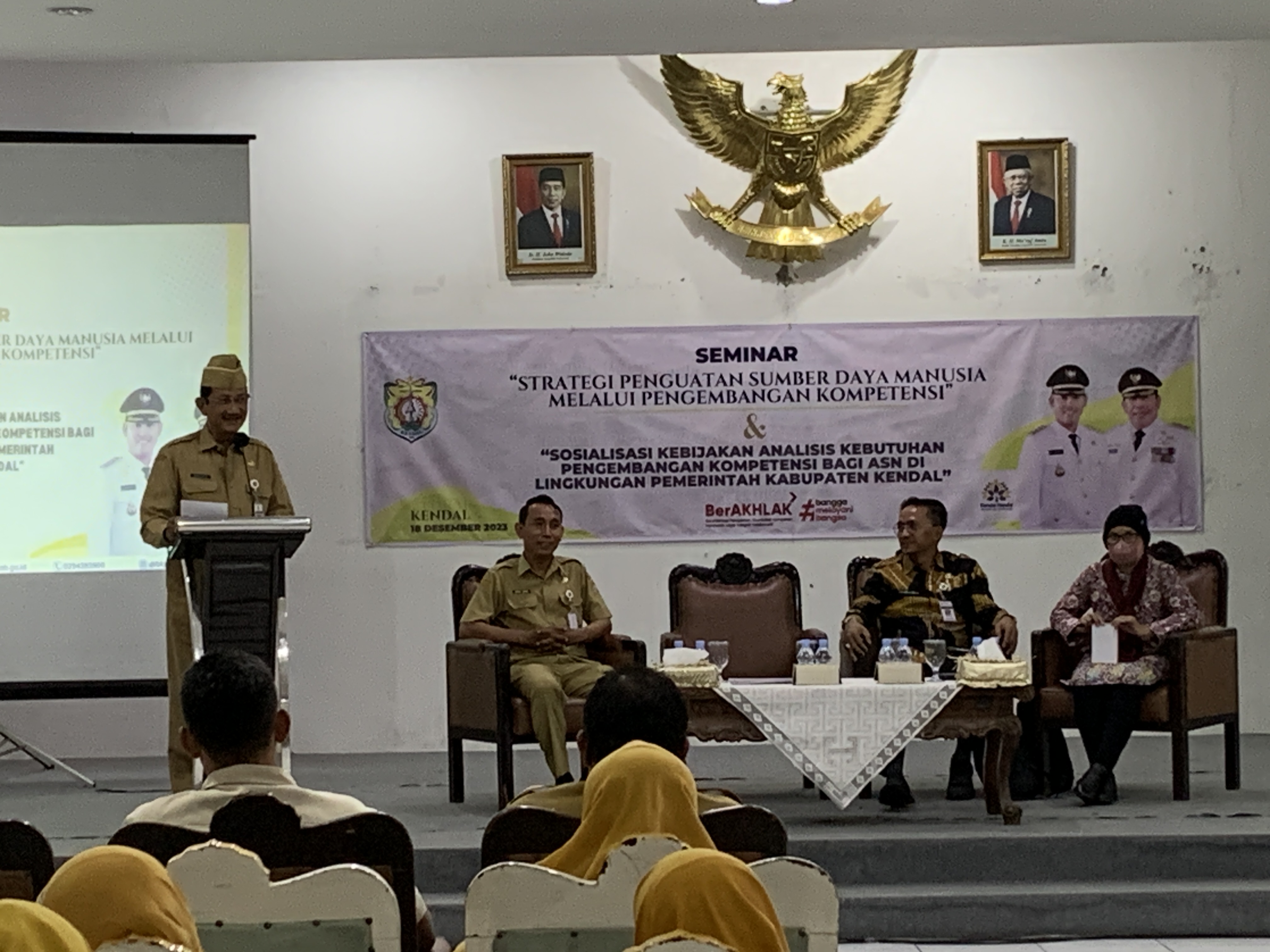 Sekda Kendal Sugiono saat membuka seminar strategi penguatan SDM para ASN di Gedung Abdi Praja Senin (18/12).