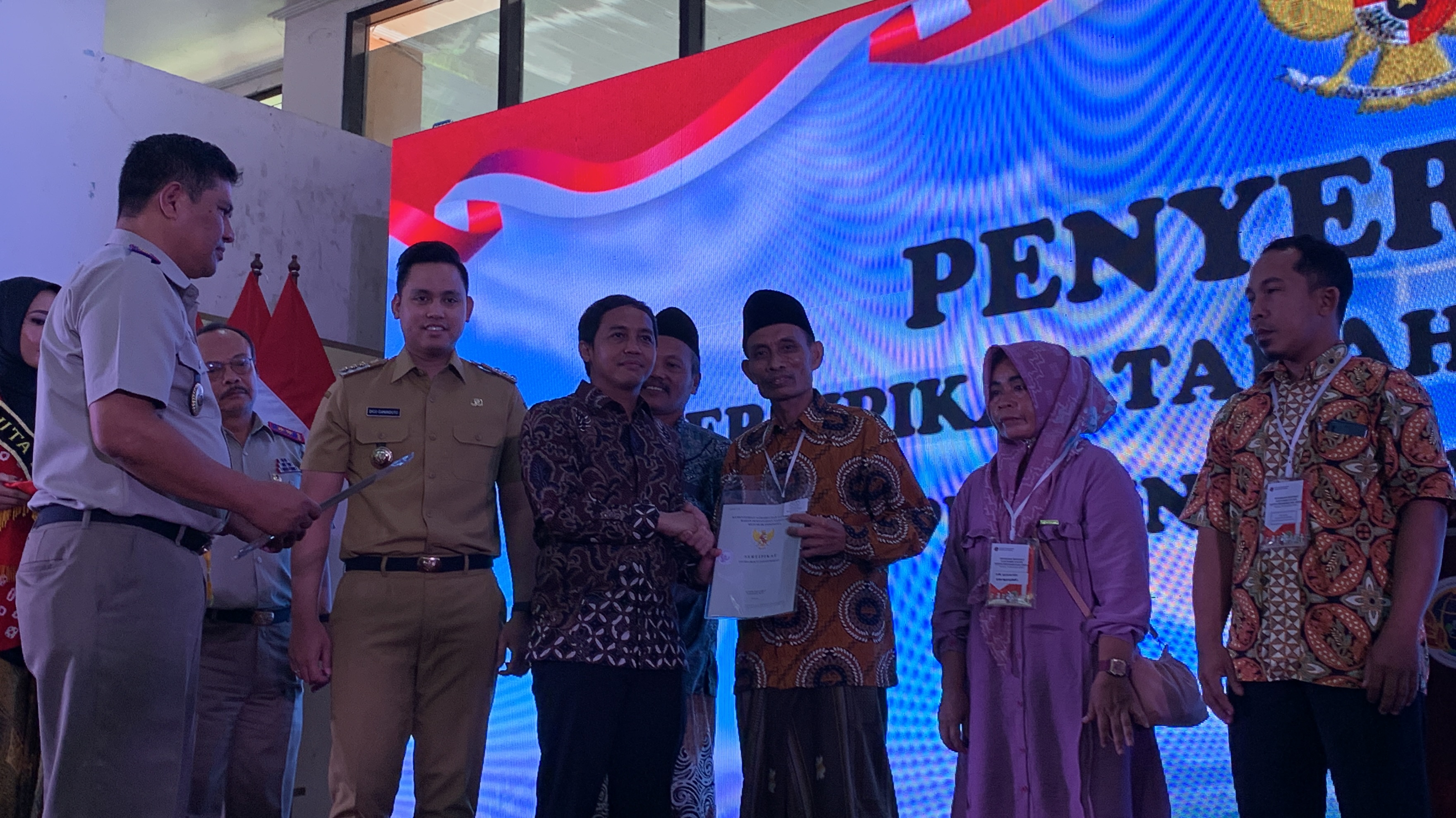 Wamen ATR/BPN Raja Juli Antoni didampingi Bupati Kendal Dico M. Ganinduto saat menyerahkan sertifikat tanah untuk warga Kendal di Gedung KPRI Senin (18/12).