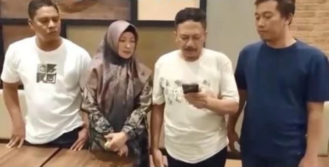 Video Pernyataan Terbuka keluarga Aditya Rosadi, memohon bantuan Presiden Jokowi dan Kapolri Listyo Sigit, atas dugaan penganiayaan oleh oknum polisi Polres Gresik. (X/Twitter @mazzini_gsp)