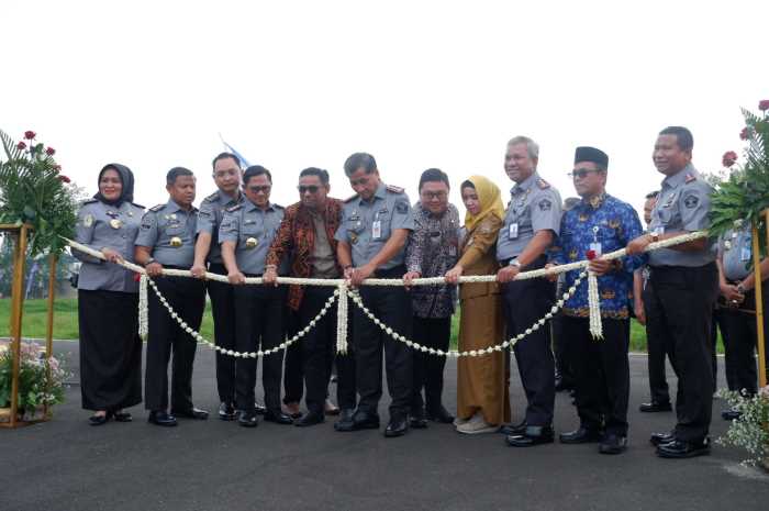 Kepala BPSDM Kumham Iwan Kurniawan meresmikan Pembangunan Gedung Sarana dan Prasarana Balai Pendidikan dan Pelatihan Hukum dan HAM Jawa Tengah, Senin (18/12).