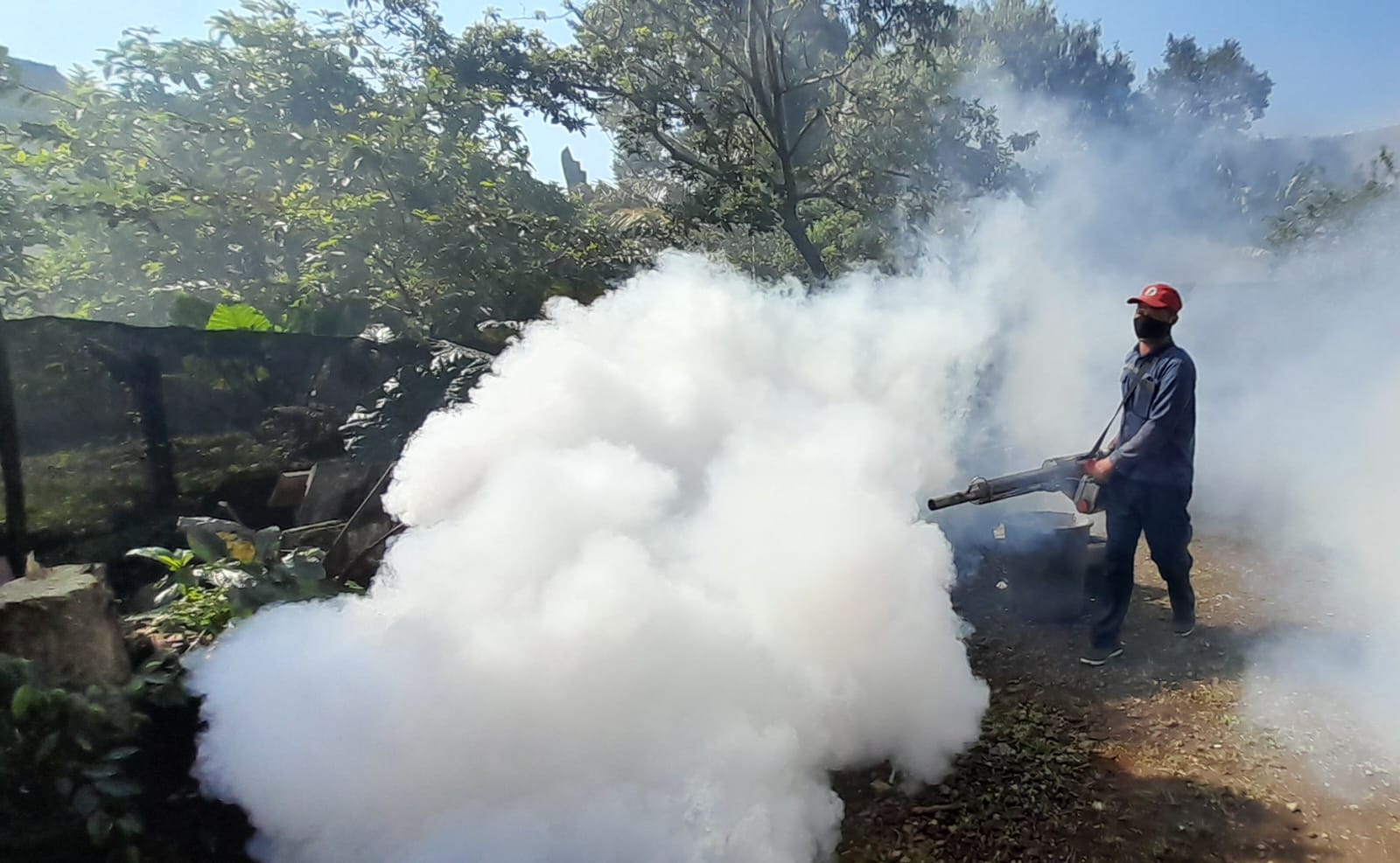Upaya fogging yang dilakukan di Kelurahan Genuk, Kecamatan Ungaran Barat