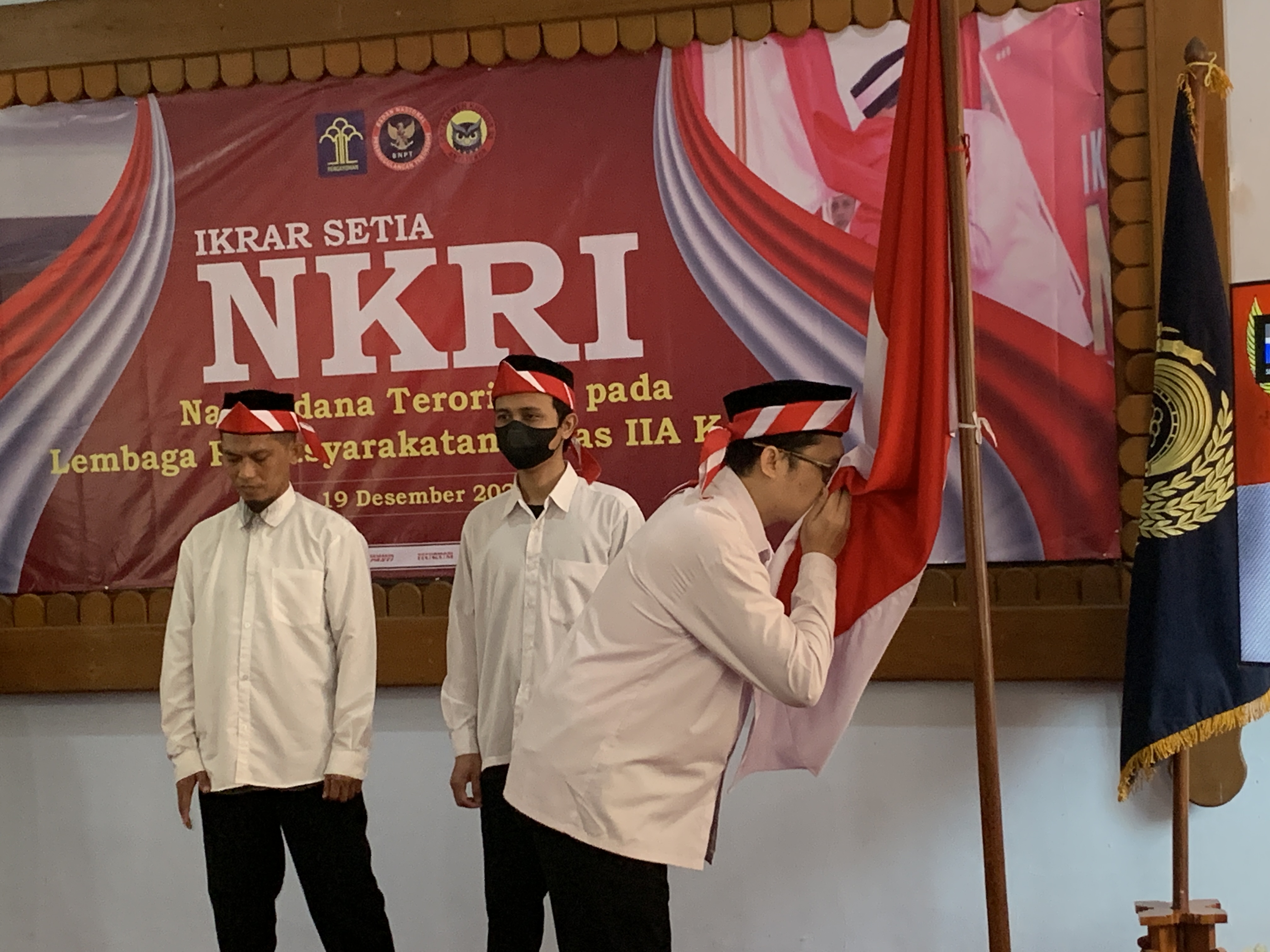 Tiga napiter usai mengucapkan ikrar setia NKRI di Lapas Kelas IIA Kendal Selasa (19/12).