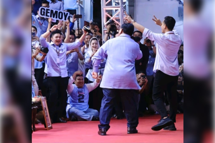 Mayor Teddy terekam kamera saat hadir dalam debat capres pertama pada Selasa (12/12).
