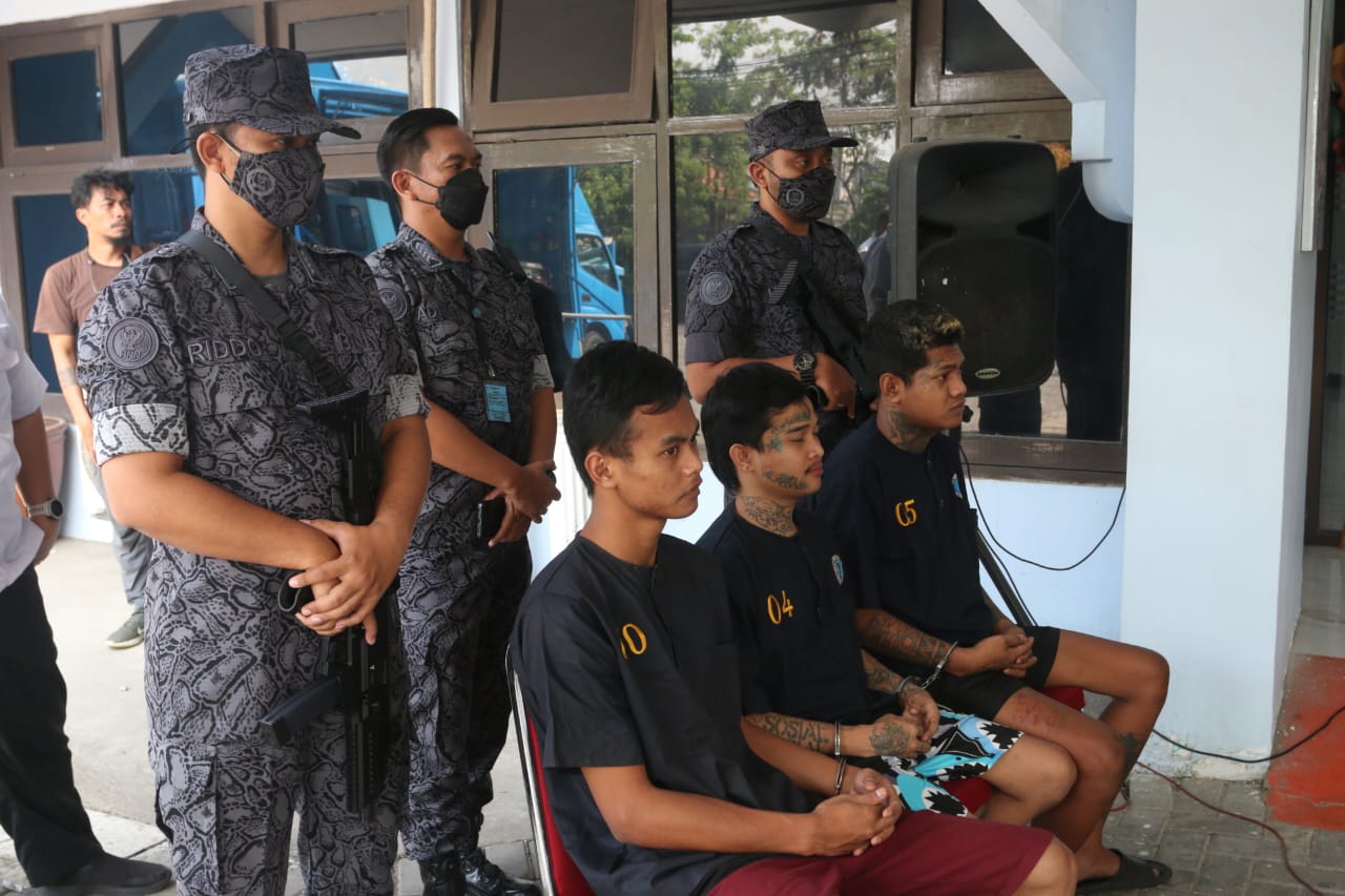 Oknum anggota Satpol PP di Kabupaten Brebes (duduk kiri) ditangkap anggota BNNP Jawa Tengah, terkait narkoba.