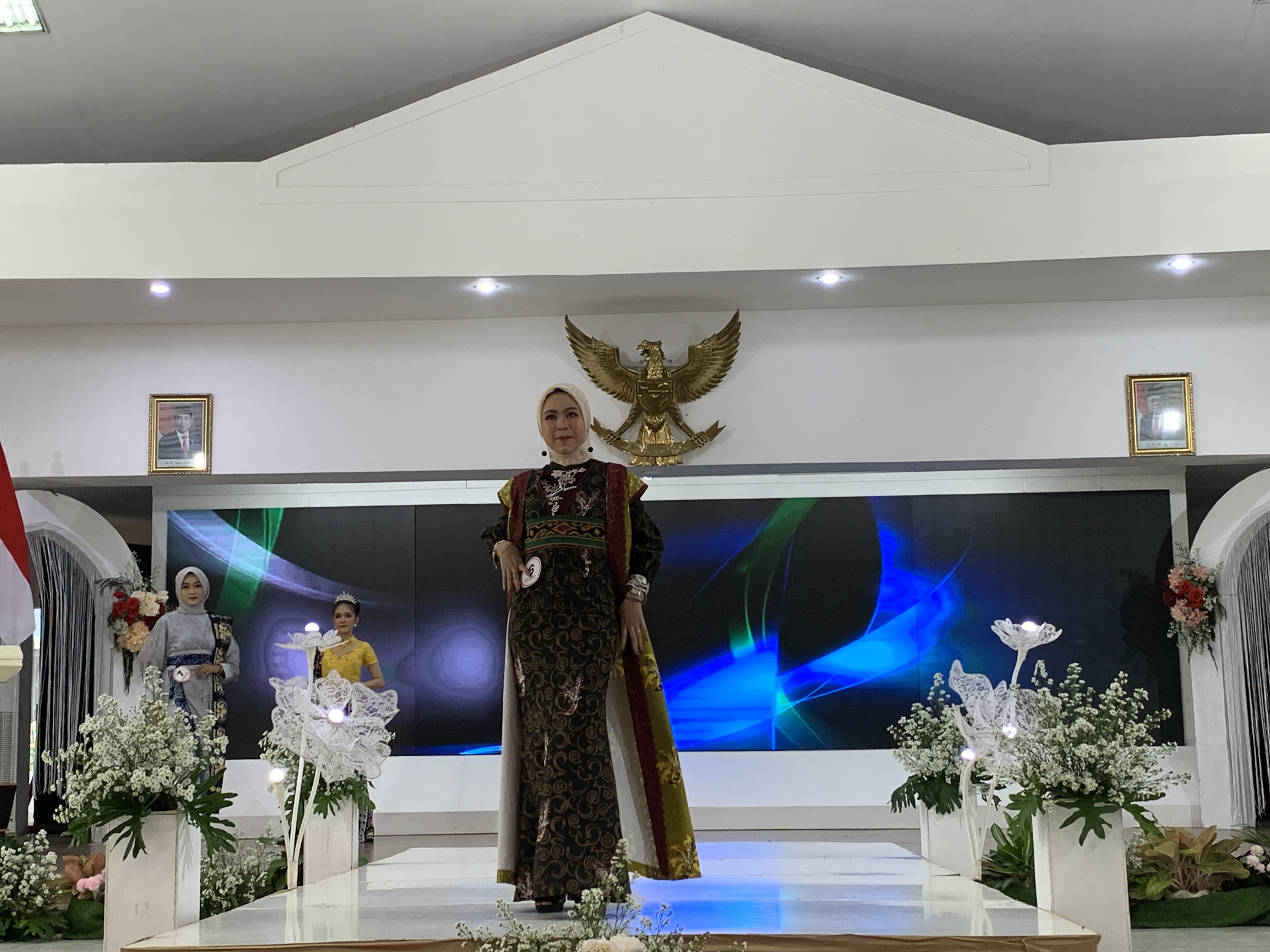 Para peserta unjuk kebolehan berlenggak-lenggok bak model di atas catwalk Rabu (20/12).