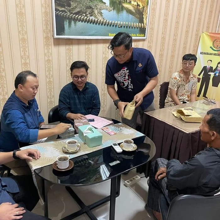 Penyerahan penitipan uang pengganti dana desa yang dikorupsi tersangka NK dan diterima oleh Kejari Kendal.