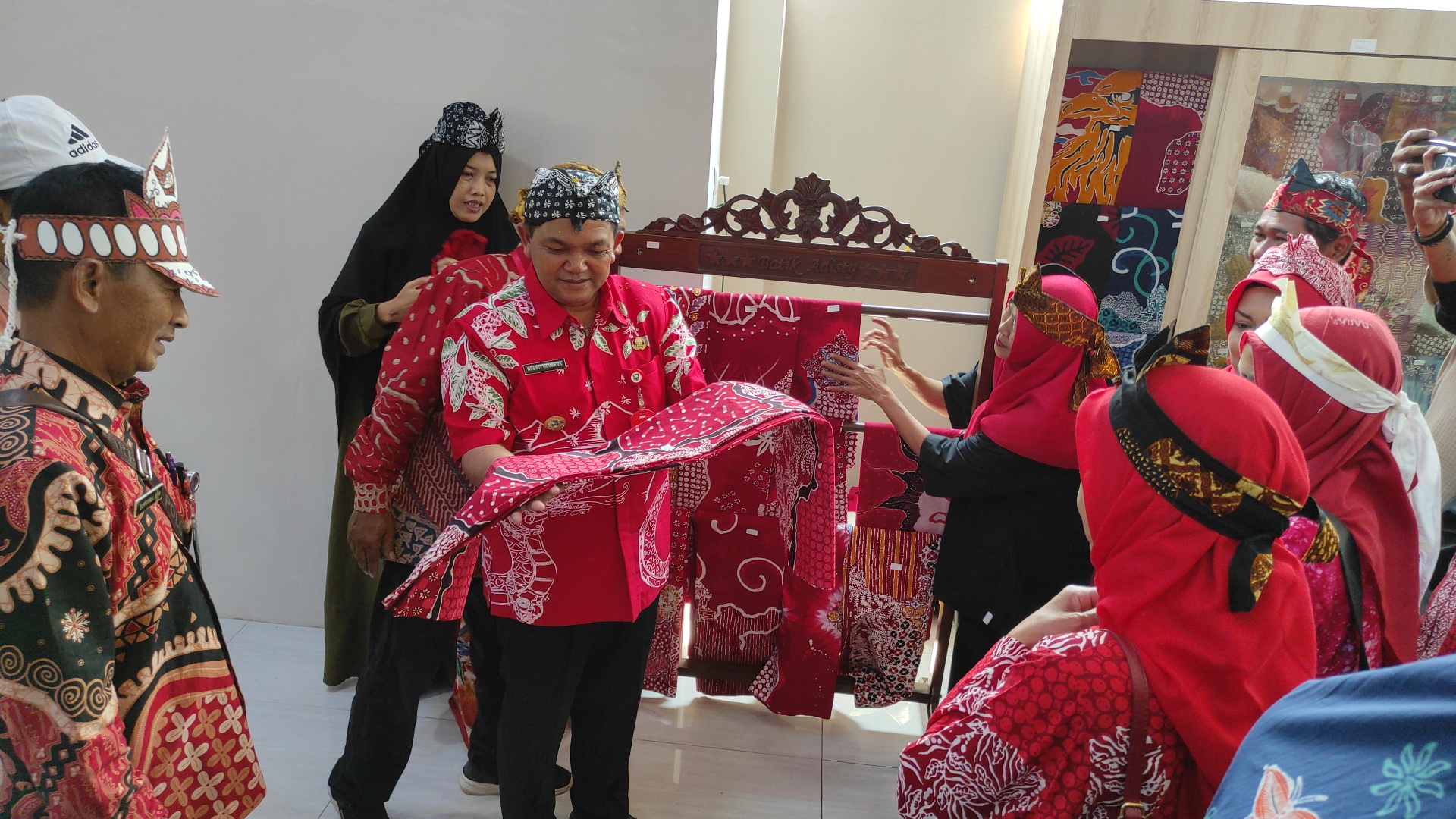 Bupati Semarang tengah menunjukkan salah satu batik khas dari Kabupaten Semarang