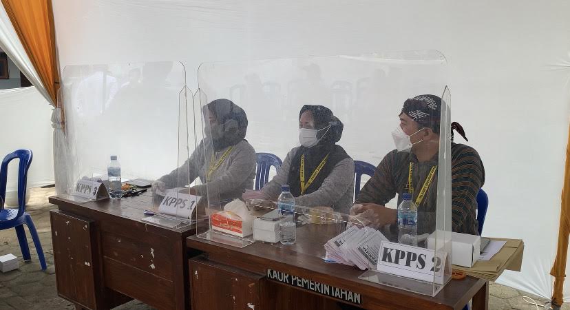 Petugas KPPS saat melaksanakan tugas pemilihan kepala desa.