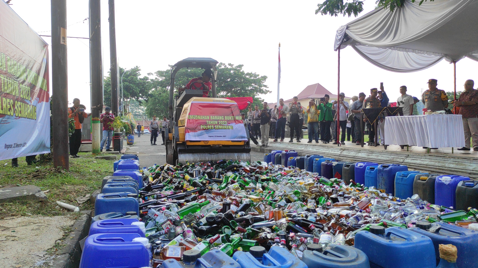 Pemusnahan minuman keras dengan menggunakan alat berat