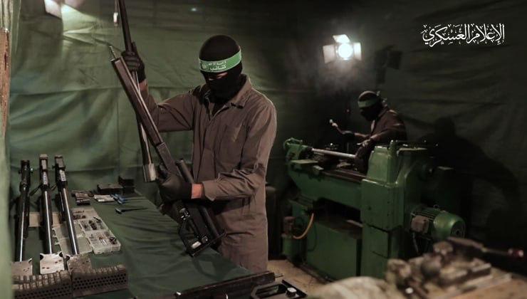 Suasana pembuatan senapan jarak jauh oleh Hamas