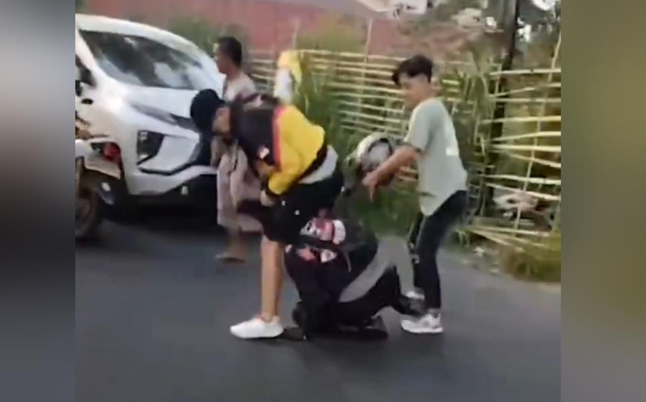 Pengeroyokan terhadap salah satu anggota polisi oleh geng motor