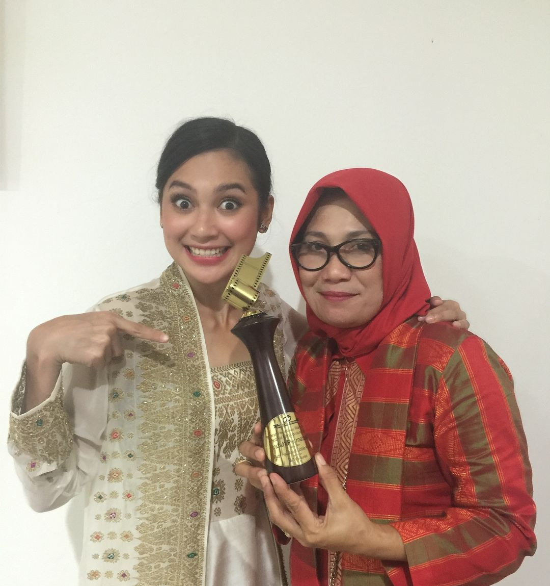 Indah Permatasari tulis pesan haru untuk sang bunda, Nursyah, di momen perayaan Hari Ibu, Jumat (22/12/2023). (Instagram, @indahpermatas)