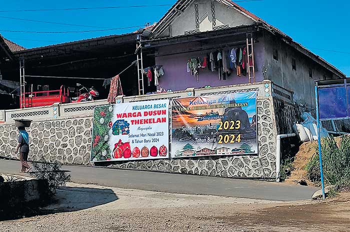 Spanduk bertuliskan ucapan Hari Natal sudah dipasang di depan GPdI El Shaddai, oleh warga Dusun Thekelan. NURFAIK NABHAN/JAWA POS RADAR SEMARANG