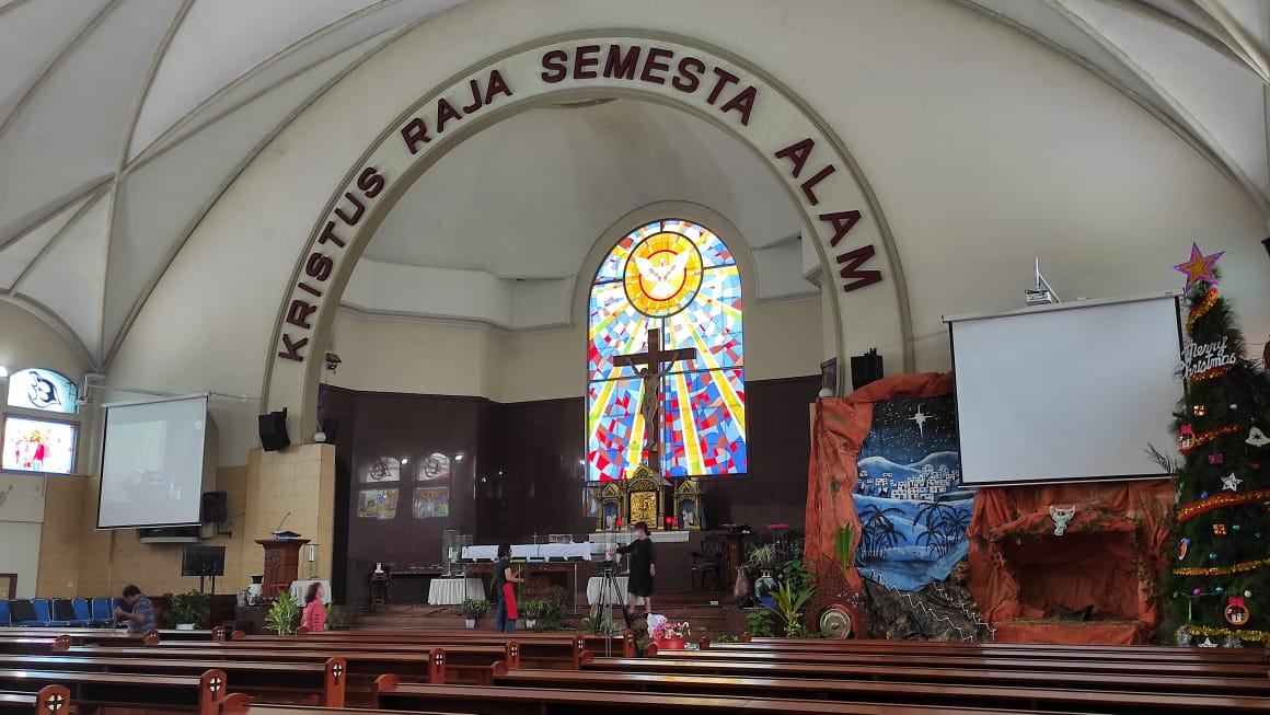 Para pengurus Gereja Katholik Kristus Raja Ungaran tengah mempersiapkan untuk perayaan Natal besok