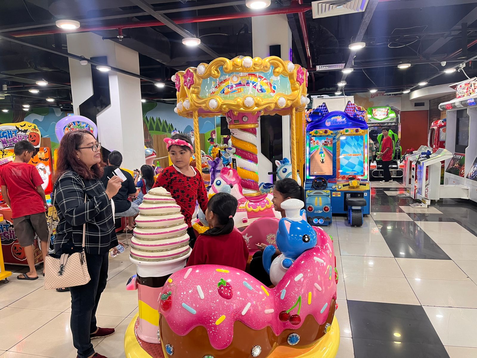 Belasan anak-anak bermain di game fantasia Mal Ciputra Semarang.