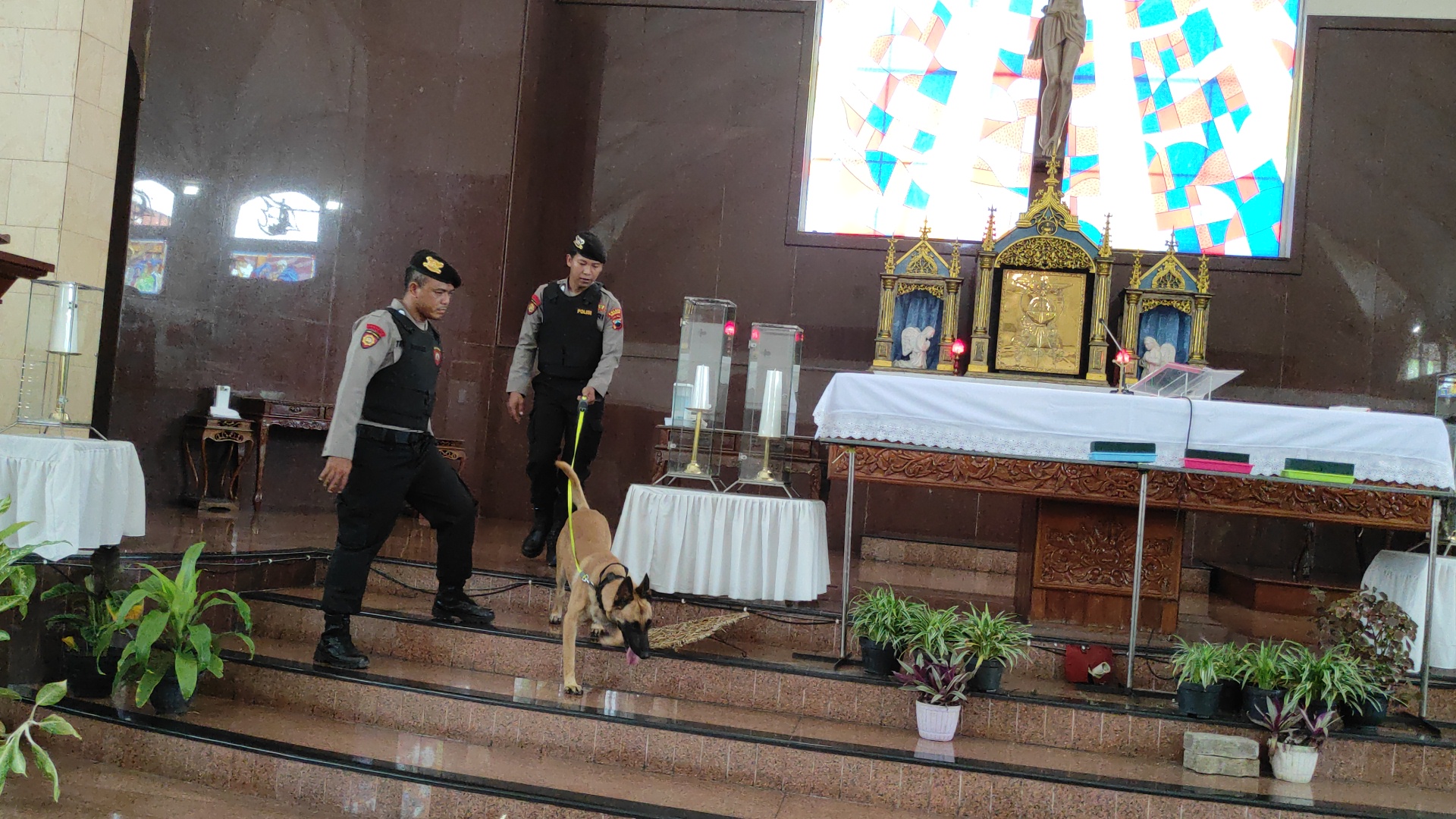 Personel Polres Semarang tengah melakukan sterilisasi dan pengecekan dengan menggunakan anjing pelacak atau K-9