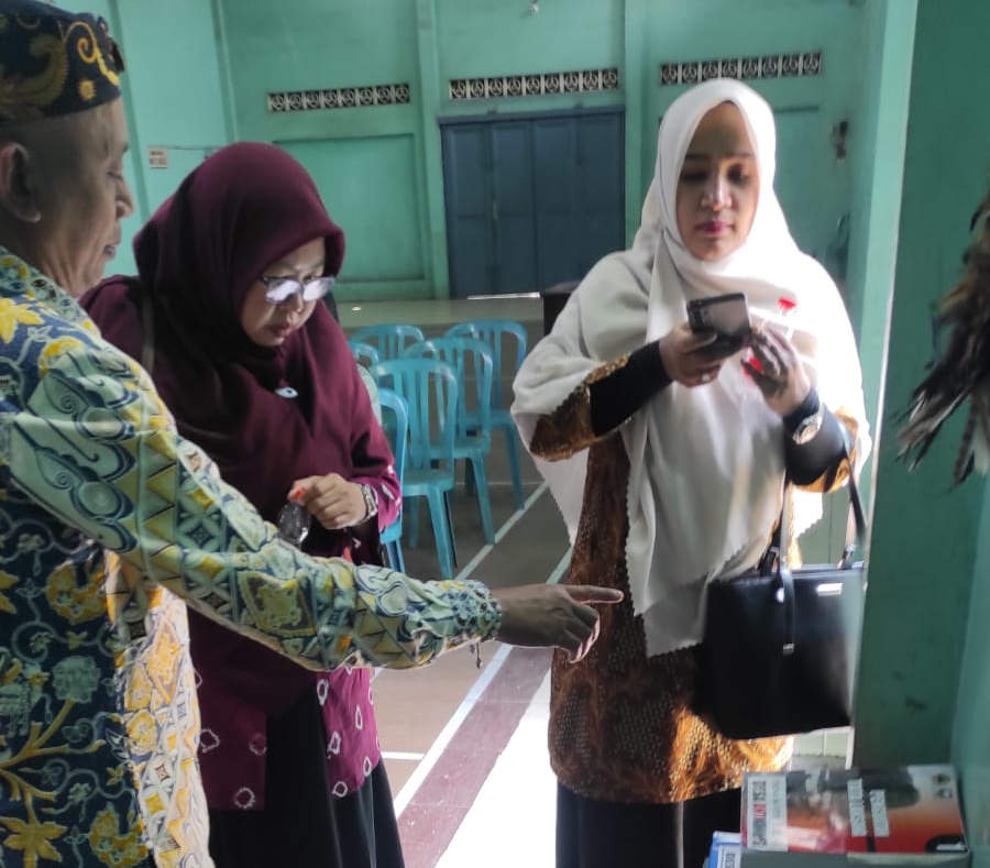 Lurah Rokhmad menjelaskan berbagai dokumen kepada Inspektur Banda Aceh, Ritasari Pujiastuti