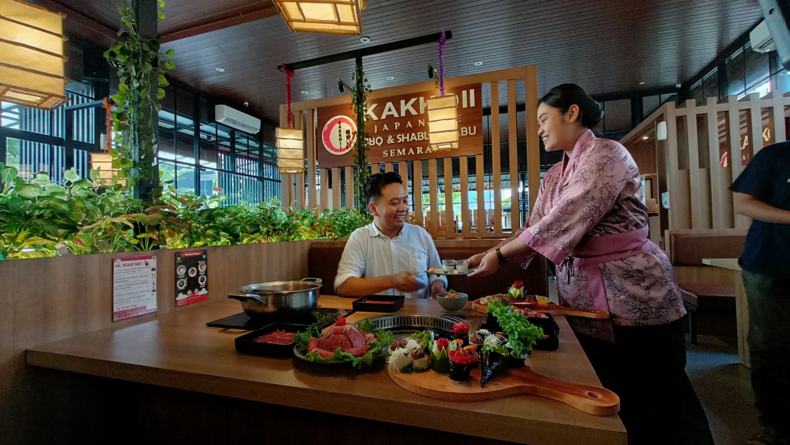 MENU BARU : Salah pengunjung ketika menikmati menu baru di Kakkoii Semarang.