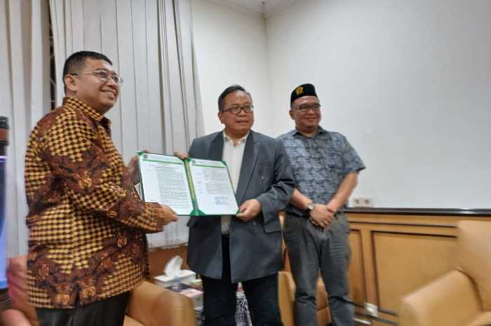 Rektor Unissula Prof Dr Gunarto SH MH menyerahkan SK Pengangkatan Guru Besar Kehormatan kepada Dr dr Stevanus Adrianto Passat MKK CMed CIRP.