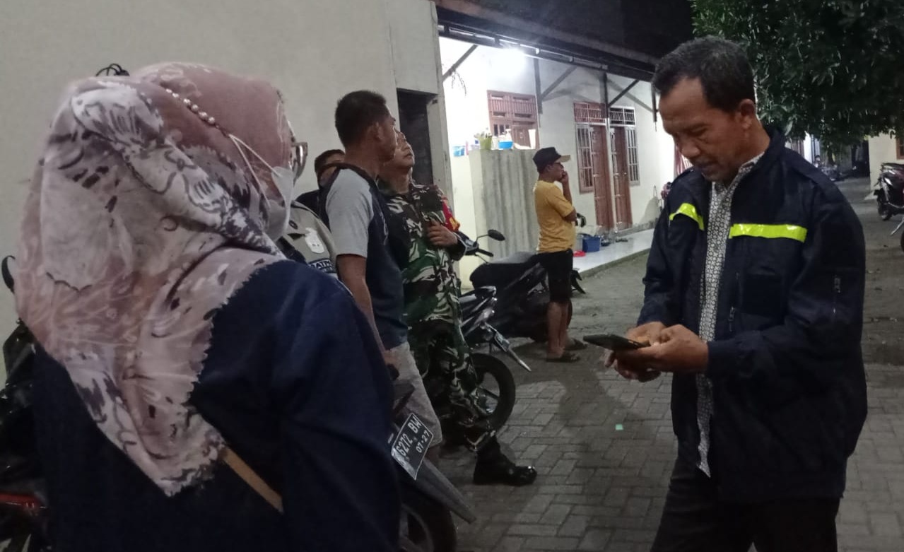 Polisi melakukan olah TKP percobaan bunuh diri mahasiswi di Semarang. (M Hariyanto/Jawa Pos Radar Semarang)