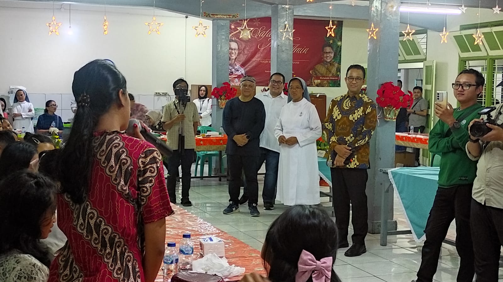 Anies Baswedan saat berbincang dengan anak-anak Panti Asuhan Santo Thomas Ungaran