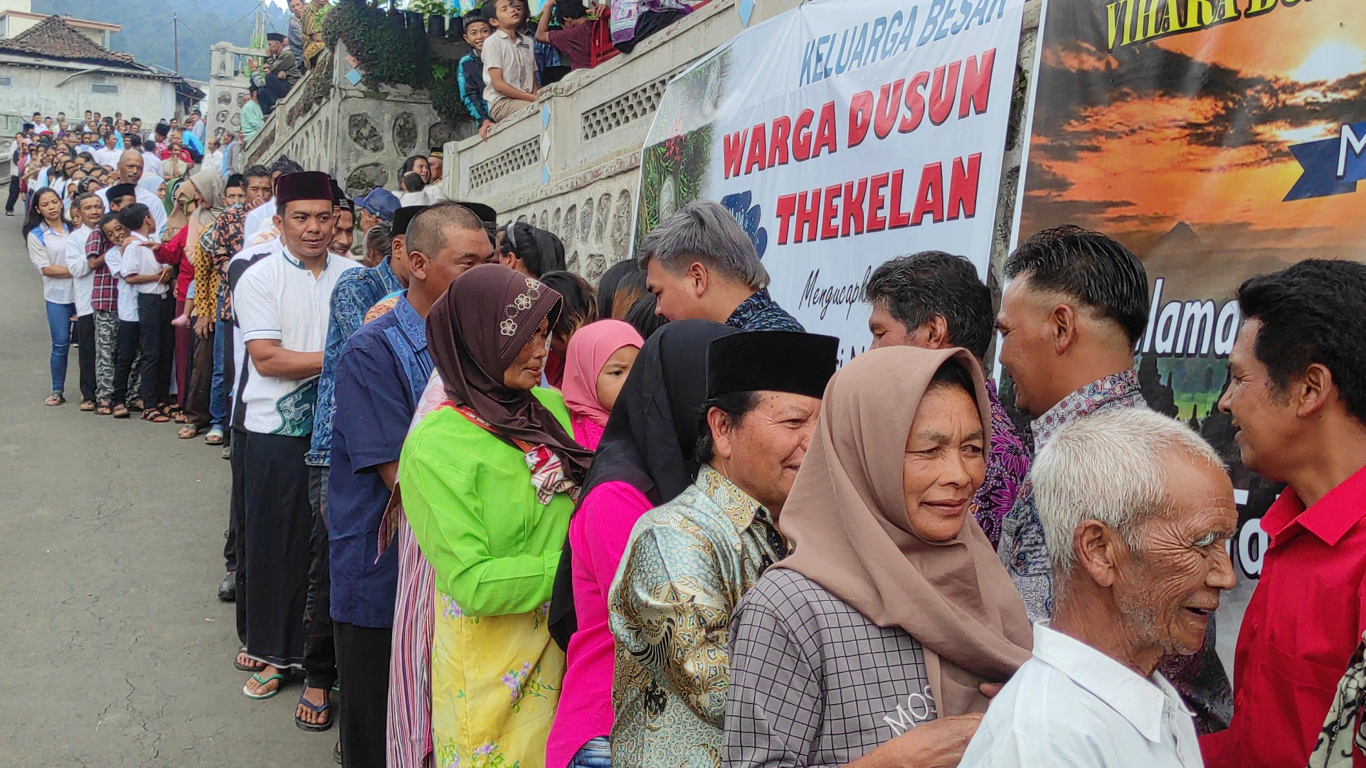 warga yang tengah bersalaman mengucapkan selamat kepada warga yang merayakan Natal