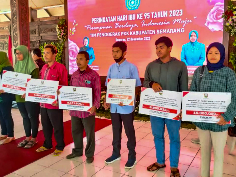 Sebelas warga yang kurang mampu menerima bantuan penggantian biaya pengobatan di Rumah Dinas Bupati Semarang