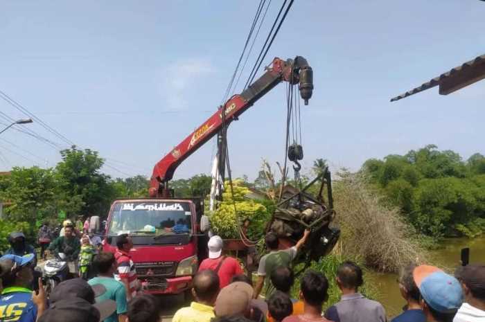 Proses evakuasi doplak yang tercebur di Sungai Jagung, Kecamatan Kajen, Kabupaten Pekalongan, Minggu (24/12/2023).