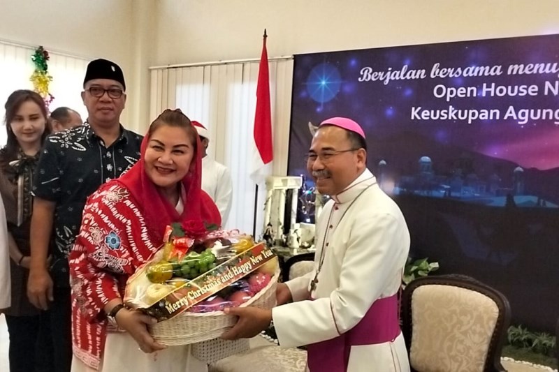 KUNJUNGAN NATAL: Wali Kota Semarang Hevearita Gunaryanti Rahayu memberikan bingkisan Natal pada Uskup Agung Semarang Romo Robertus Rubiyatmoko Senin (25/12). (Humas Pemkot Semarang)