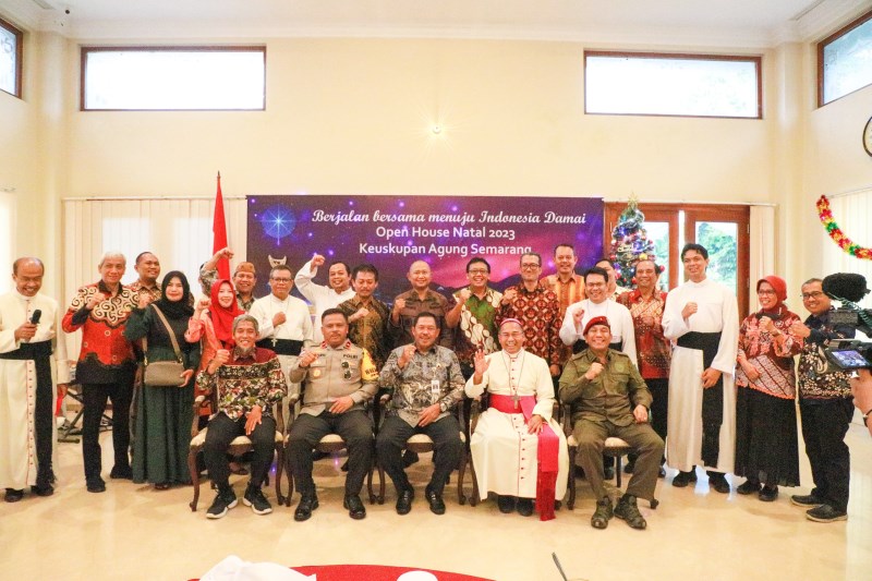 JAGA KERUKUNAN : Rombongan Forkompimda yang dipimpin Pj Gubernur Jateng Nana Sudjana saat berkunjung ke Keuskupan Agung Semarang. (KHAFIFAH ARINI PUTRI/JAWA POS RADAR SEMARANG)