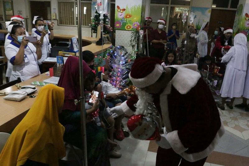 CEPAT SEMBUH : Sejumlah perawat di RS St Elisabeth berkostum Sinterklas membagikan hadiah pada pasien Senin (25/12). (NUR CHAMIM/JAWA POS RADAR SEMARANG)