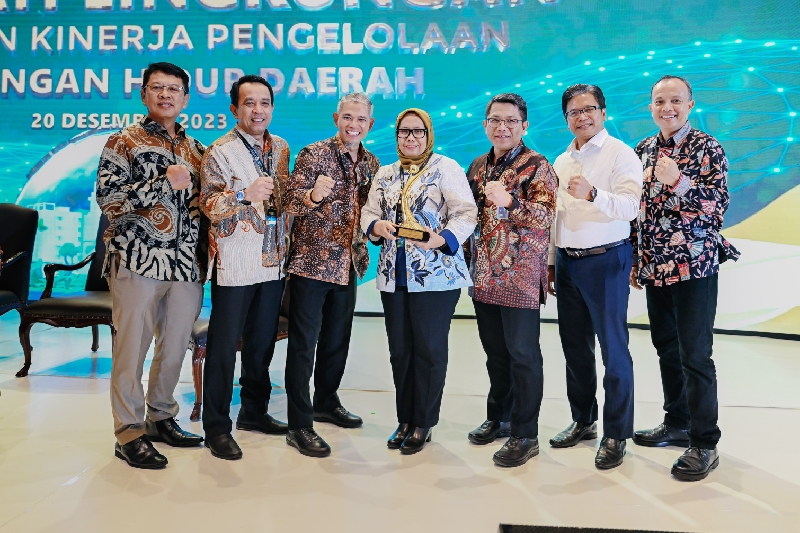 Direktur Utama PT Semen Gresik, Muchamad Supriyadi (ketiga dari kiri), bersama Direktur Operasi PT Semen Indonesia (Persero) Tbk (SIG), Reni Wulandari (Tengah), bersama jajaran manajemen SIG berfoto b